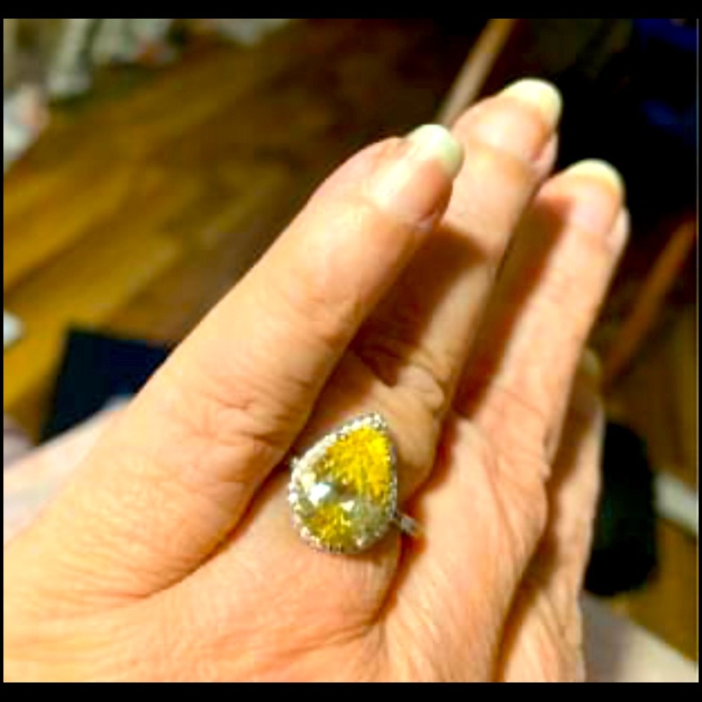Canary yellow 8ct pear cubic zirconia